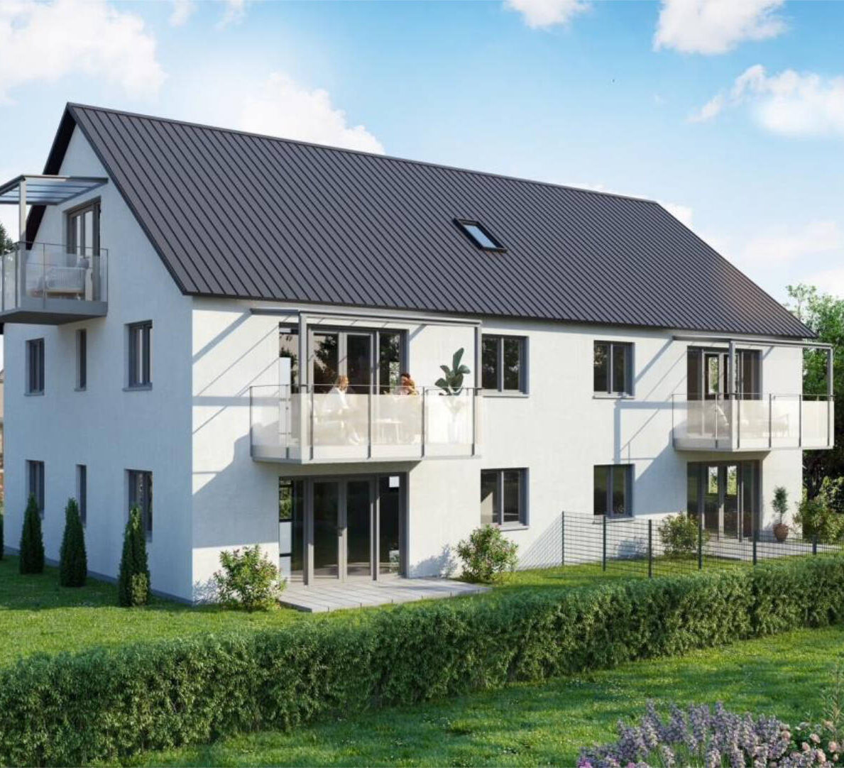 Modernes Mehrfamilienhaus mit weißer Fassade, dunklem Satteldach und Balkonen in grüner Wohnlage.